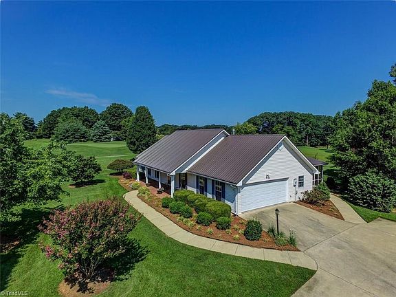 3rd image of 324 Oak Tree Dr