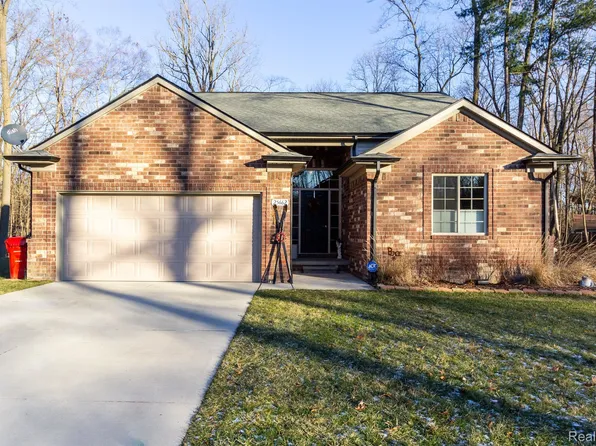 25662 Lindenwood Ln, Southfield, MI 48033