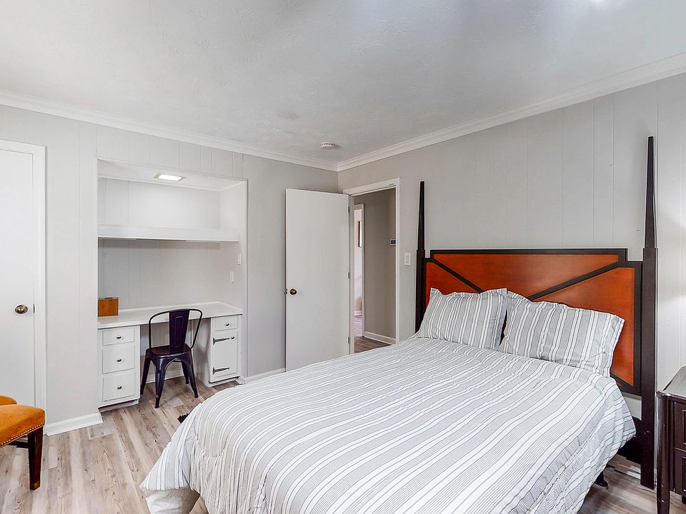 Large Room Built in Desk