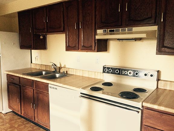 Kitchen w/ new dishwasher/fridge