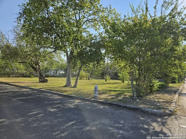 546 Seay St, Seguin, TX 78155