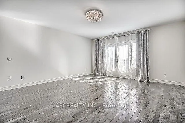 79 Baldry Ave — Photo 32