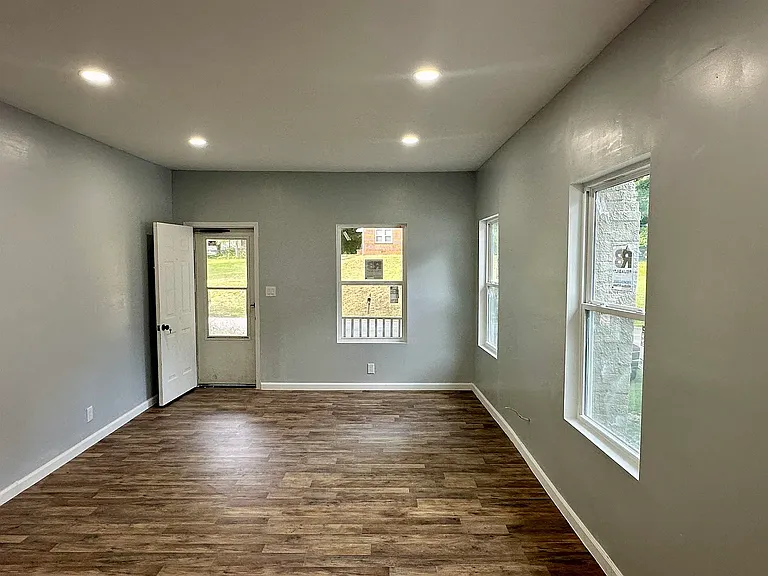913 Royal Ave — Photo 5
