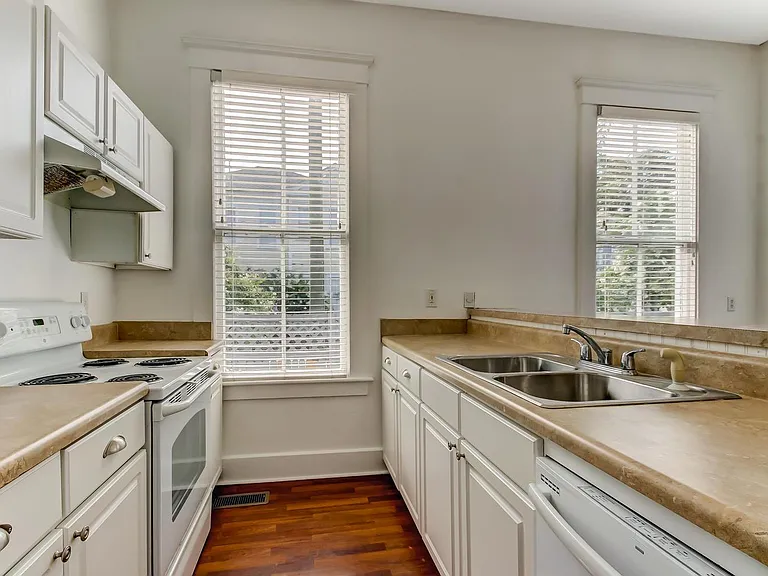 423 E Duffy St — Photo 5