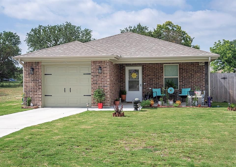 1st image of 824 Elijah Ln