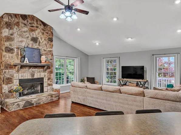 677 Deerfield Rd, Troutville, VA 24175