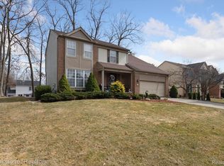 465 Thornridge Dr, Rochester Hills, MI