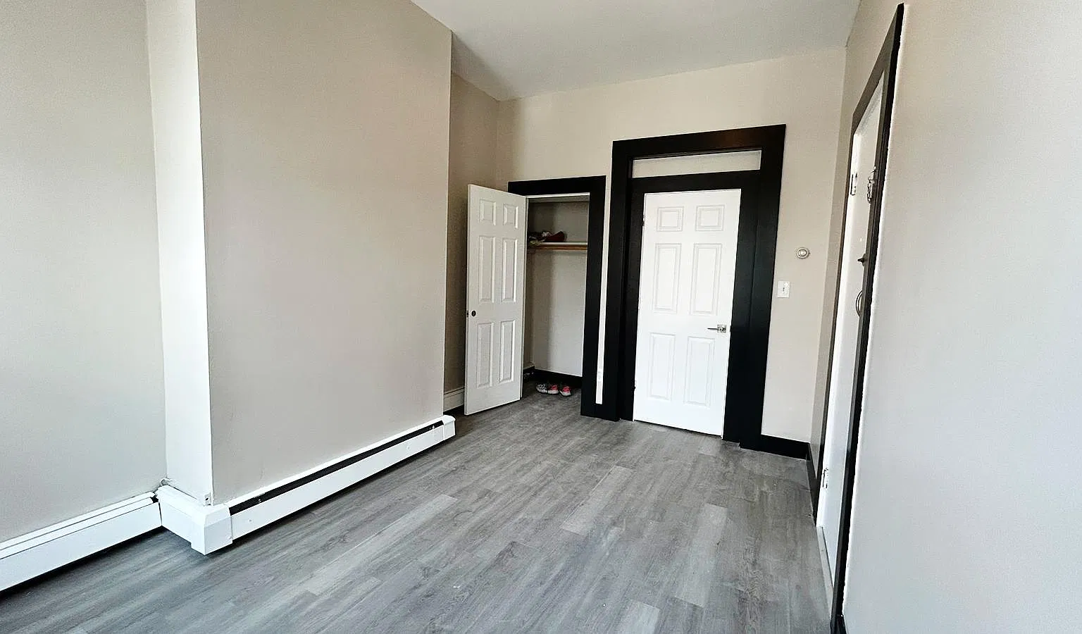 3 bed, 850 sqft, $1,950 — Photo 1