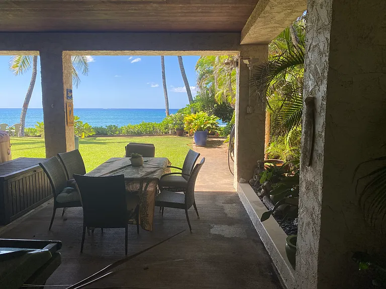 WALKWAY FROM THE OHANA COTTAGE TO BEACH.