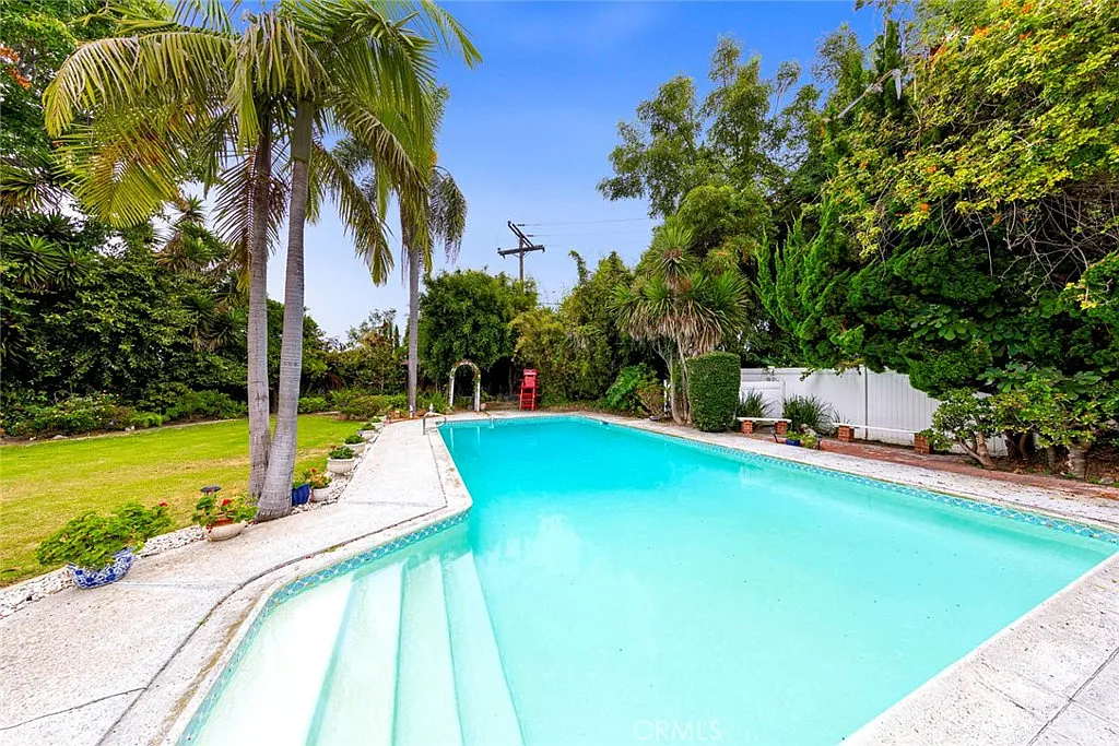 4 bed, 2562 sqft, $6,900 — Photo 2