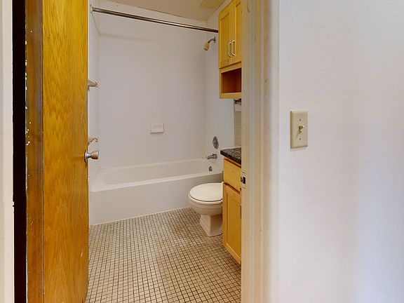 2nd image of 725 W Washington Ave #2B-1Ba-765Sqft
