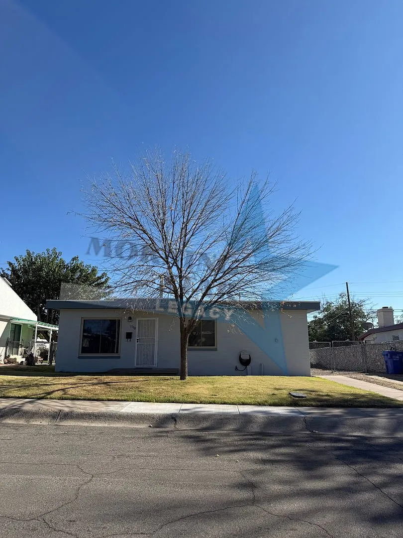 Sweet 2 Bedroom Home! Recently renovated, large yard and mini splits! — Photo 2