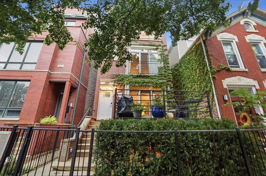 945 N Honore St, Unit 3 — Photo 1