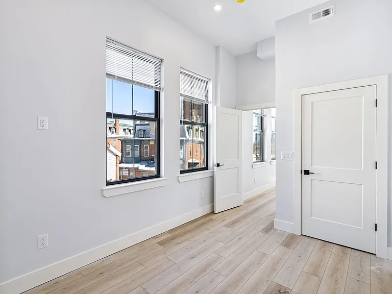 Serpentine Apartments: Newly Renovated in the Heart of Drexel — Photo 21