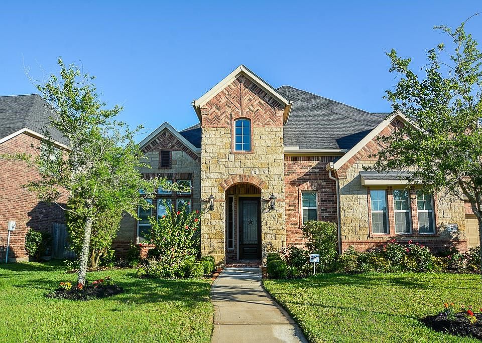 Gorgeous 5 bedroom home in the highly desired Firethorne subdivision. This home is zoned to fantastic Katy ISD schools!