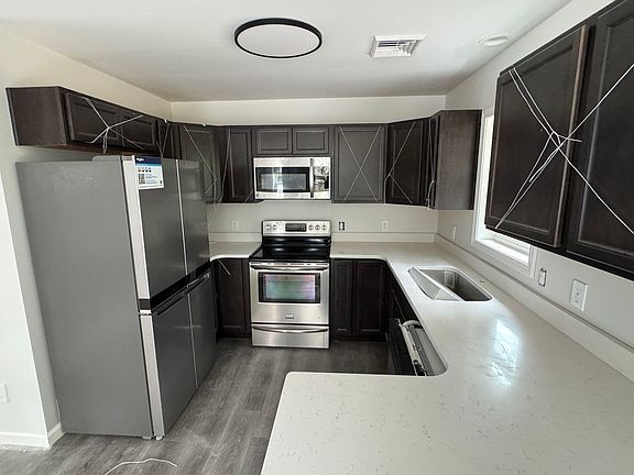 3rd image of 300 Poplar Ave S