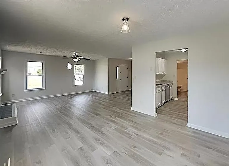6324 Chagrin Rd — Photo 2