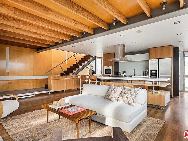 724 Superba Ave — Photo 3