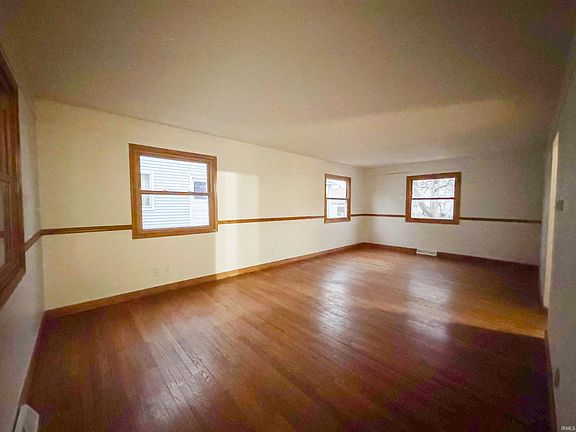 4th image of 306 E 11th St