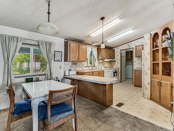 5th image of 610 W Court Ave