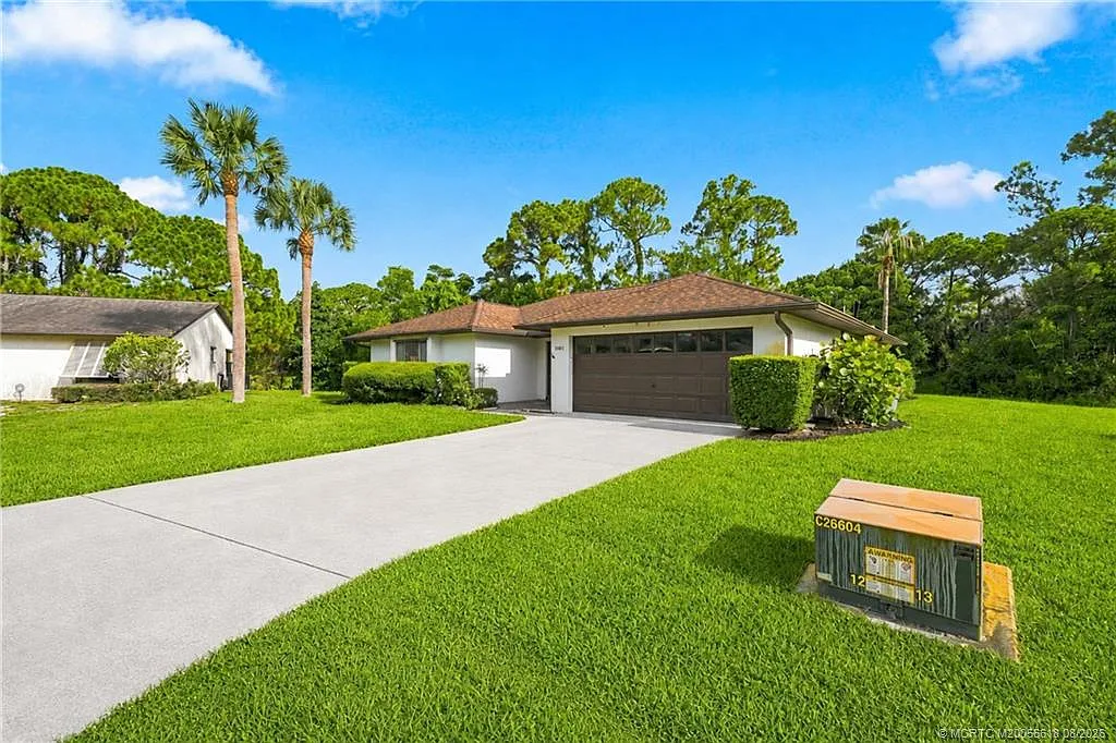 3 bed, 2.0 bath, 1874 sqft, $2,600 — Photo 2
