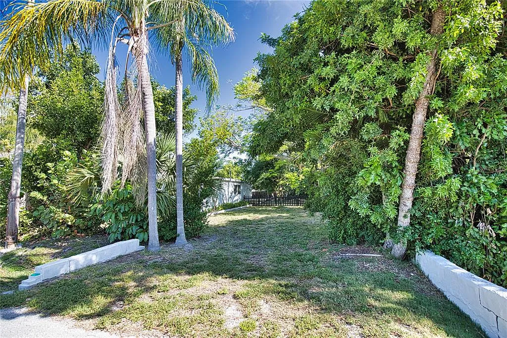 3 bed, 2.0 bath, 1421 sqft, $2,200 — Photo 3