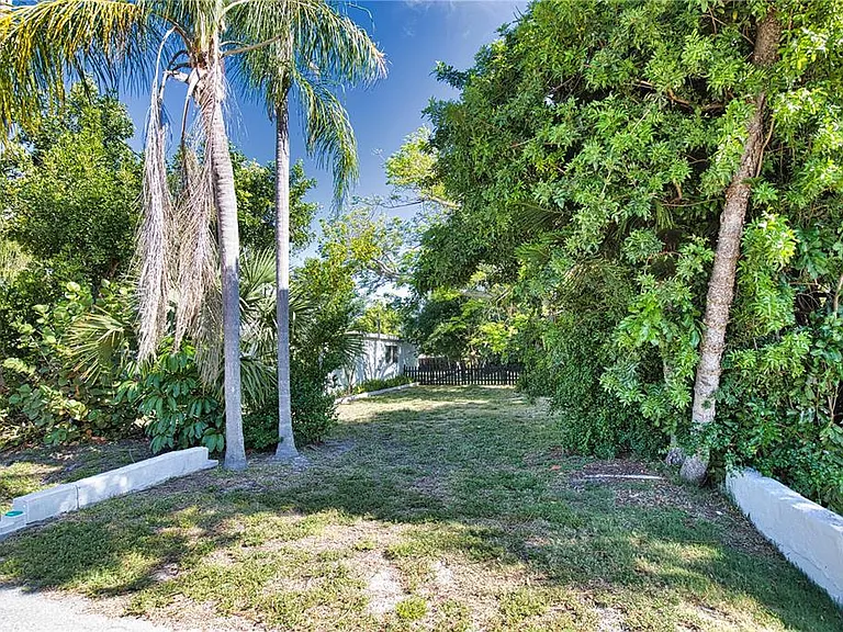 650 Edwards St — Photo 3