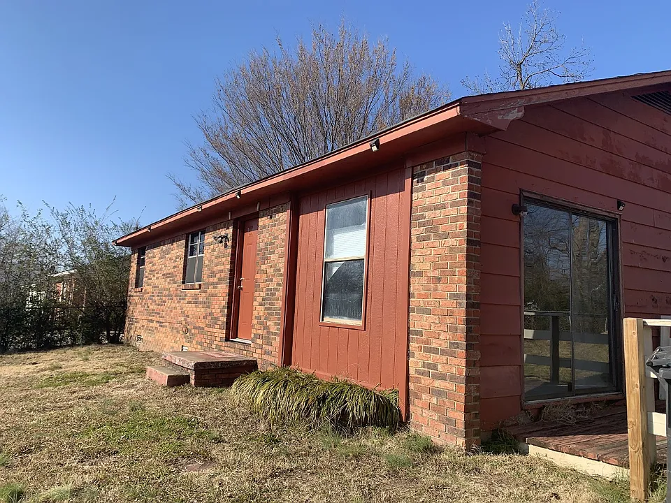 3704 Holland Dr