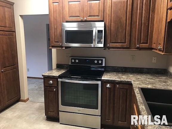 4th image of 1004 Cherry Dr