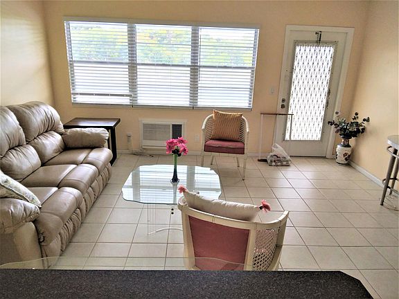 3rd image of 20 Oakridge Cir
