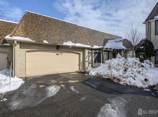 35 Carriage Pl, Edison, NJ 08820