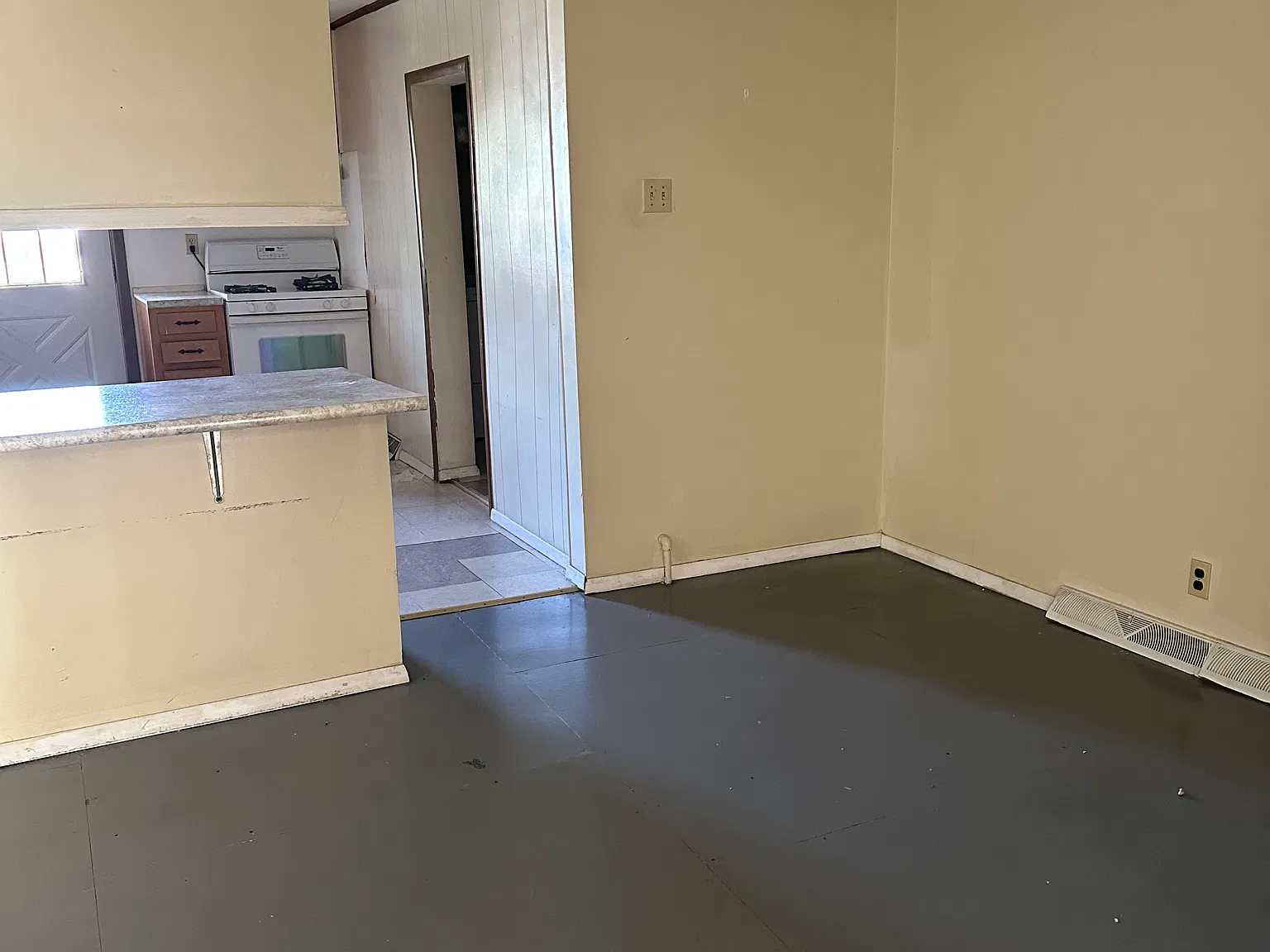 2 bed, 1.5 bath, 900 sqft, $950 — Photo 2