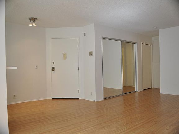 Entry to lIving room & hallway