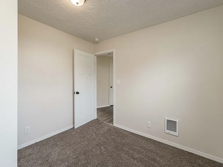 300 SE 100th Ave — Photo 13