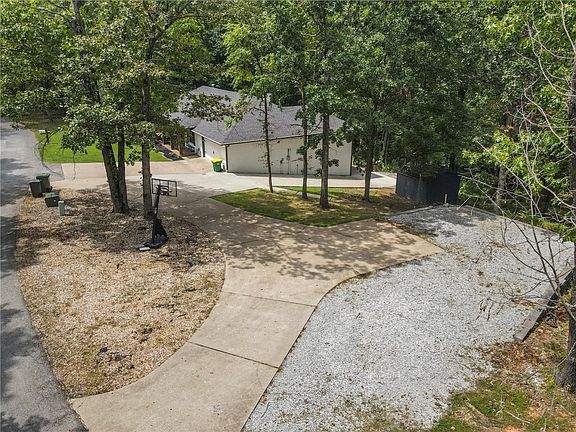 3rd image of 102 N Woodale Ln