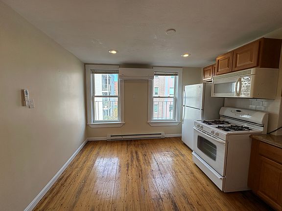 3rd image of 72 Liverpool St #3CP