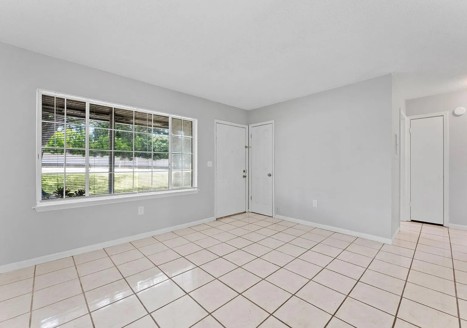 2201 Spanish Vistas Dr - Unit N — Photo 2