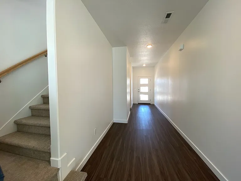 Two-story Single Family Home on Riverside. — Photo 19