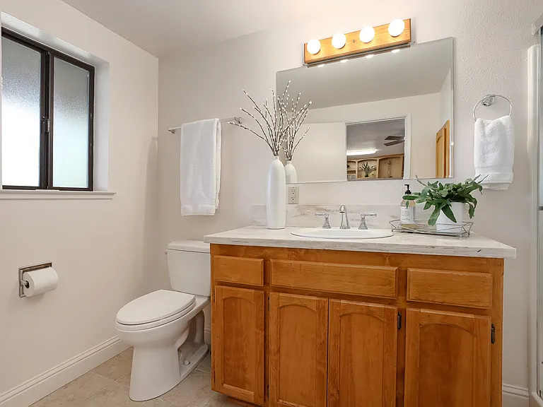 1049 Woodside Ln — Photo 35