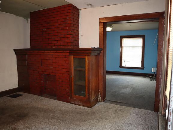 4th image of 58 E Elm St