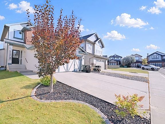 3rd image of 324 Ascott Cres