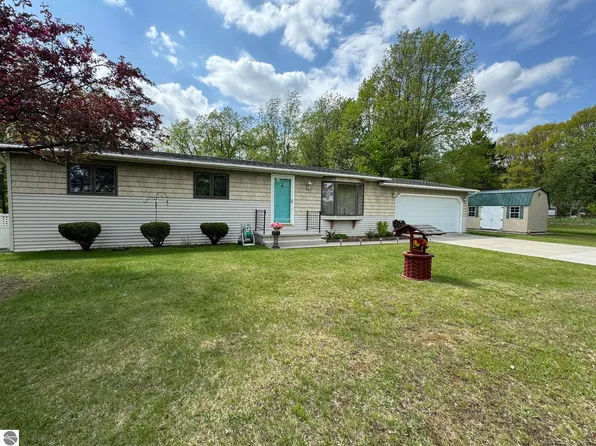 2924 S 35 1/2 Rd, Cadillac, MI 49601