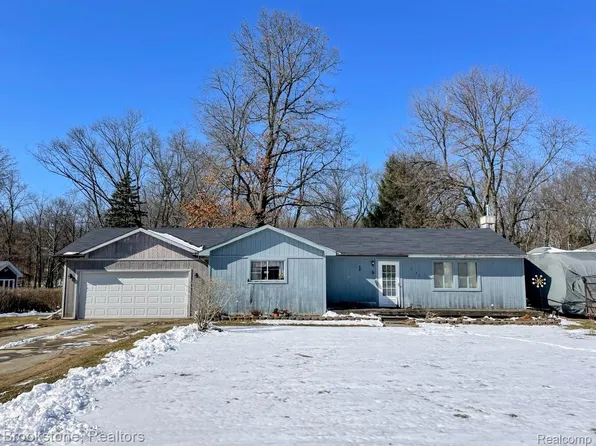 4354 Grass Lake Rd, White Lake, MI 48383