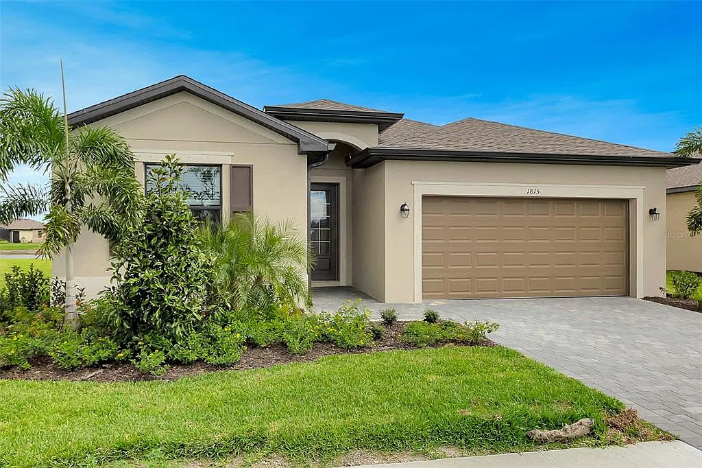 4 bed, 3.0 bath, 2032 sqft, $2,600 — Photo 2