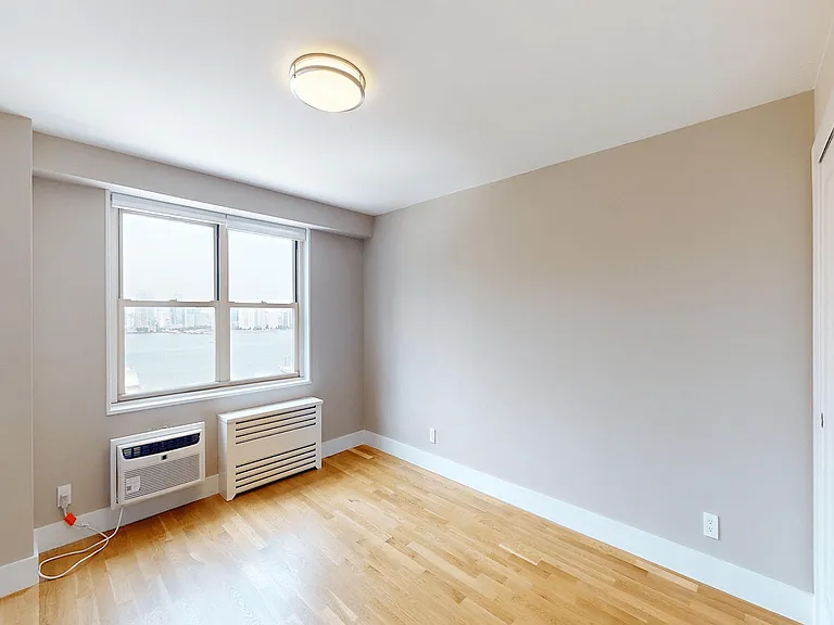 310 Greenwich St #20C — Photo 10