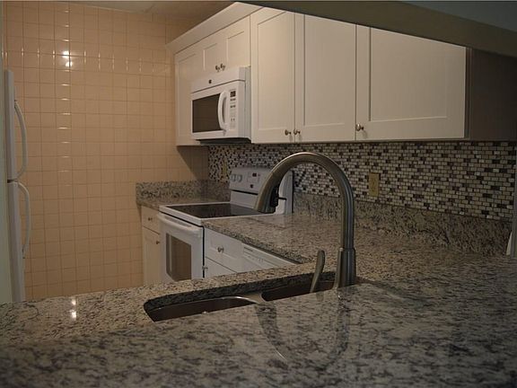 2nd image of 840 Twin Lakes Dr