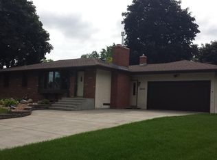 2501 Simpson St, Roseville, MN 55113