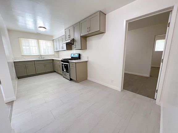 Kitchen - approximately 7.5 ft by 16 ft