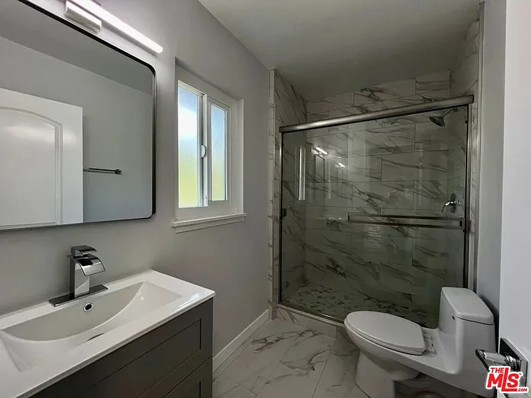 903 S Barrington Ave — Photo 20