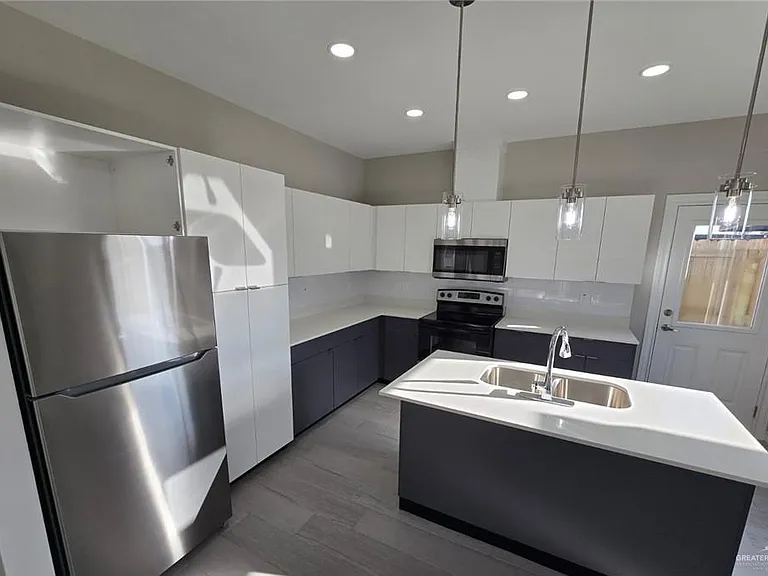 1420 S Xanthia St #6 — Photo 7